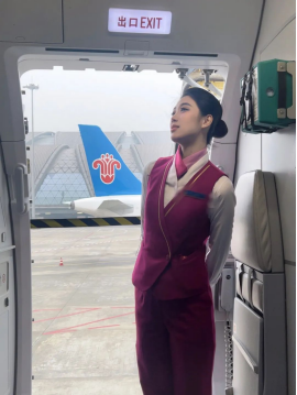 中国南方航空空姐宋田田：自信坚定，奔赴明亮滚烫的蓝天梦想~